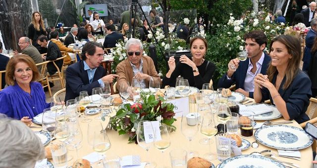 Ana Botella, José María Aznar, Mario Vargas Llosa, Isabel Preysler, Cayetano Rivera y Ana Boyer, el pasado noviembre. (Gtres)
