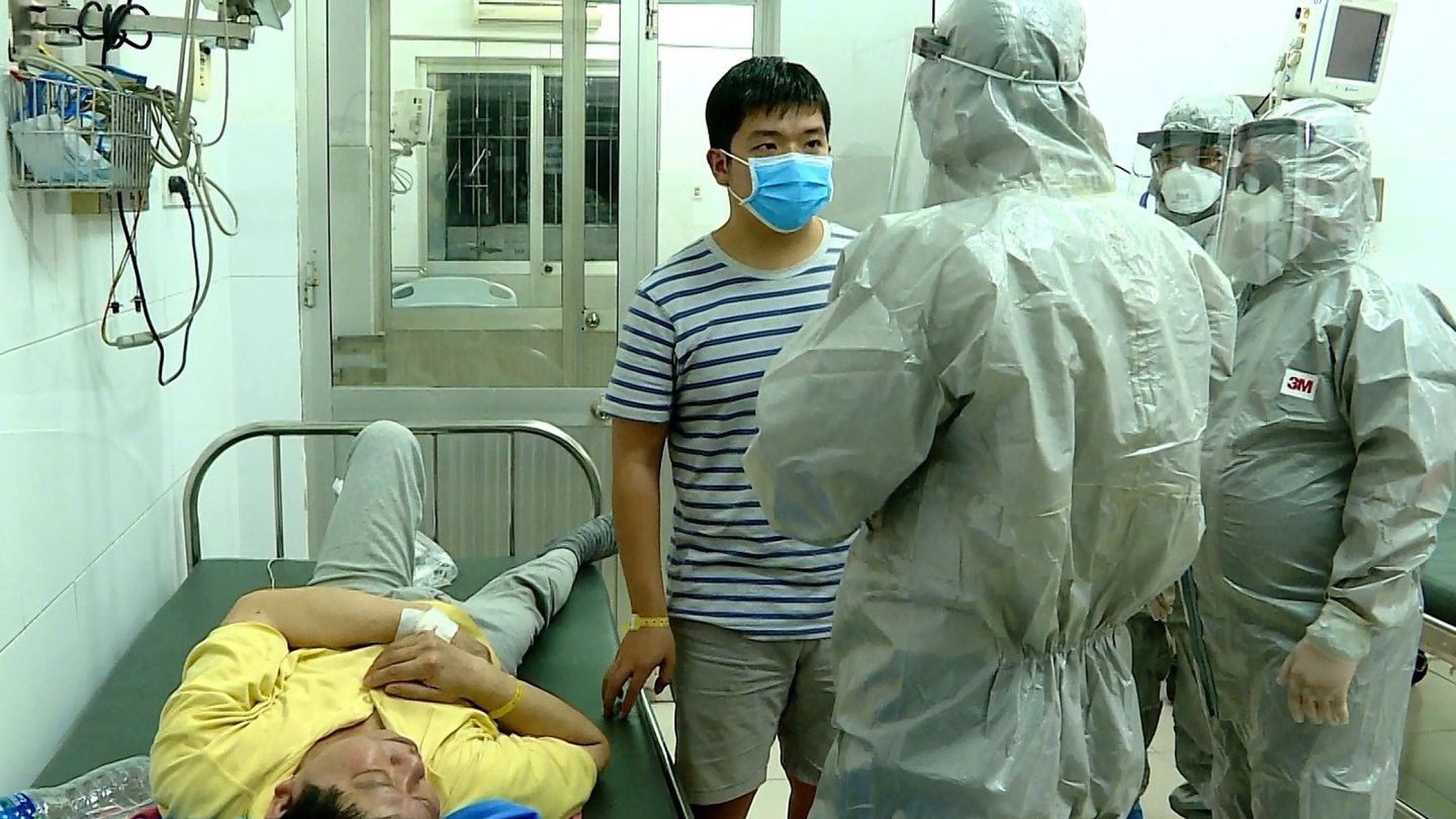 Varios miembros del Ministerio de Sanidad de Vietnam atienden al primer diagnosticado por el 'virus de Wuhan' en el país. (EFE)