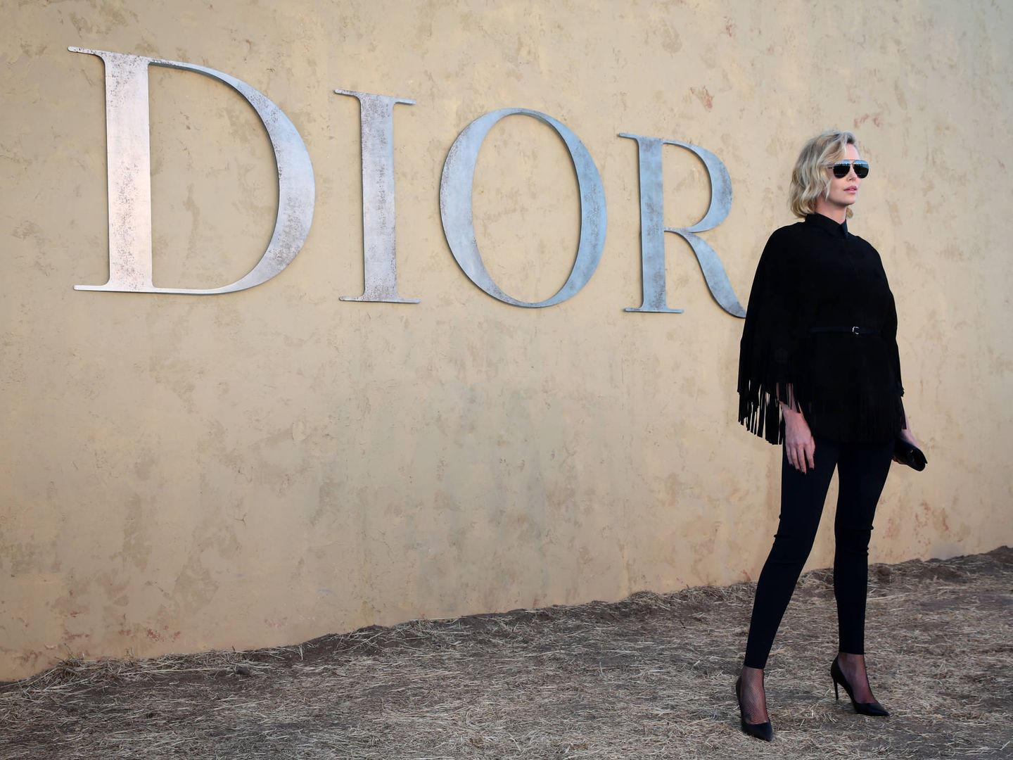 Charlize Theron asistiendo a un desfile de Dior (Getty Images)