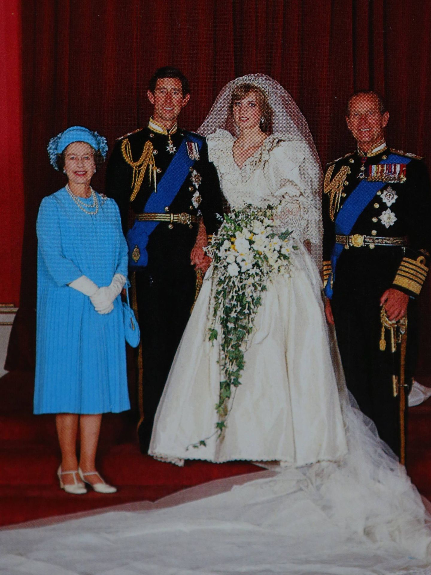 El vestido que llevó la reina Isabel en la boda de Carlos y Diana fue diseñado por Ian Thomas. (Cordon Press)