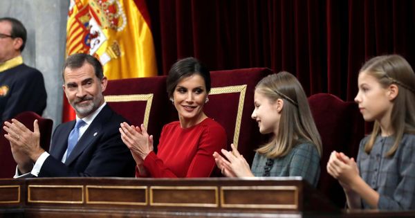 Foto: Los Reyes y sus hijas durante el 40 aniversario de la Constitución en el Congreso. (EFE)
