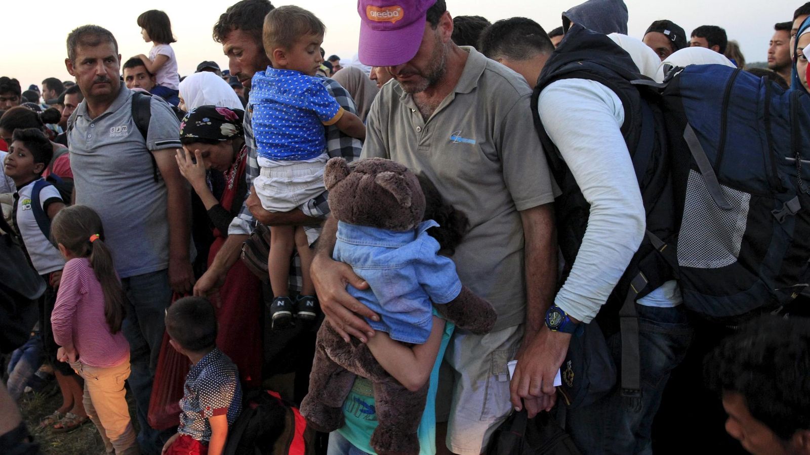 Foto: Refugiados sirios tras cruzar la frontera entre Serbia y Hungría cerca de Roszke, el 27 de agosto de 2015. (Reuters)