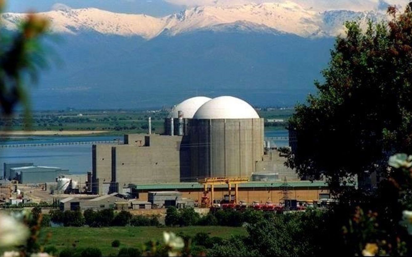 Exterior de la Central Nuclear de Almaraz. Según la AIE, la energía nuclear va a seguir suministrando energía durante años. (EFE)