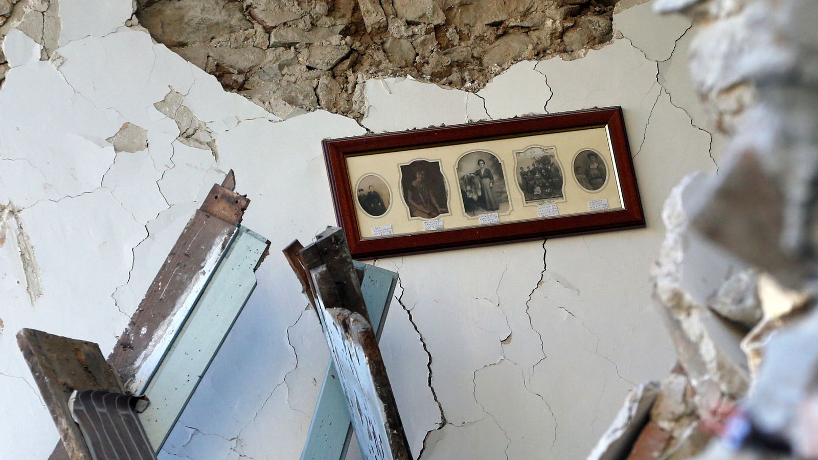 Foto: Un muro con fotos antiguas en una casa destruida en Amatrice, el 25 de agosto de 2016 (Reuters)