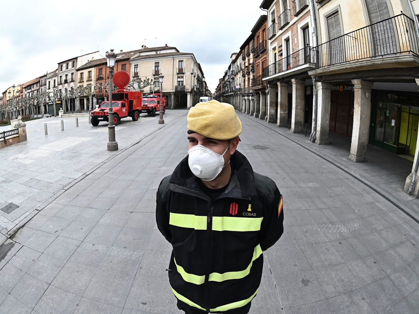 Efectivos de la Unidad Militar de Emergencias (UME) desplegados por el casco histórico de Alcalá de Henares, Madrid. (EFE)