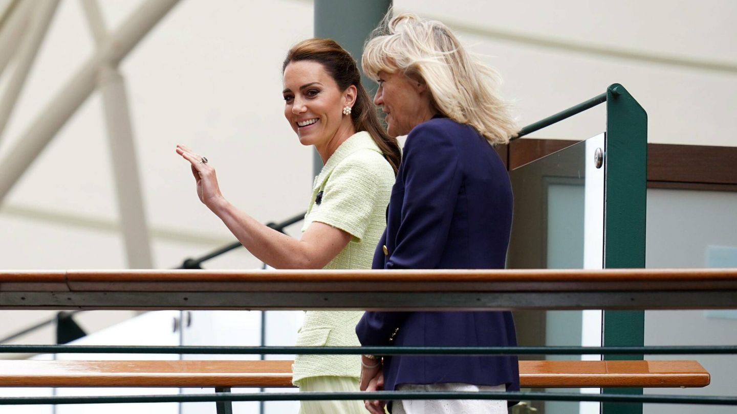 Kate Middleton, saludando a su llegada al torneo de Wimbledon. (Cordon Press)