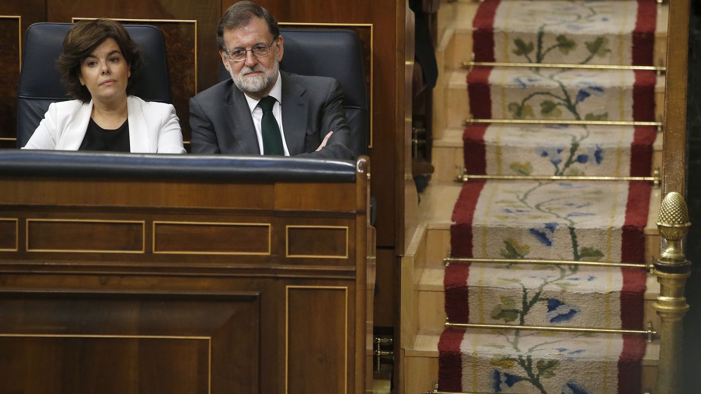 Mariano Rajoy, junto a Soraya Sáenz de Santamaría, en el Congreso de los Diputados el pasado junio. (EFE)