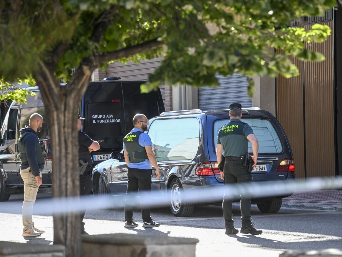 Foto: Guardias civiles en la casa en la que el hombre ha matado a sus nietos y se ha suicidado. (EFE/Miguel Ángel Molina)