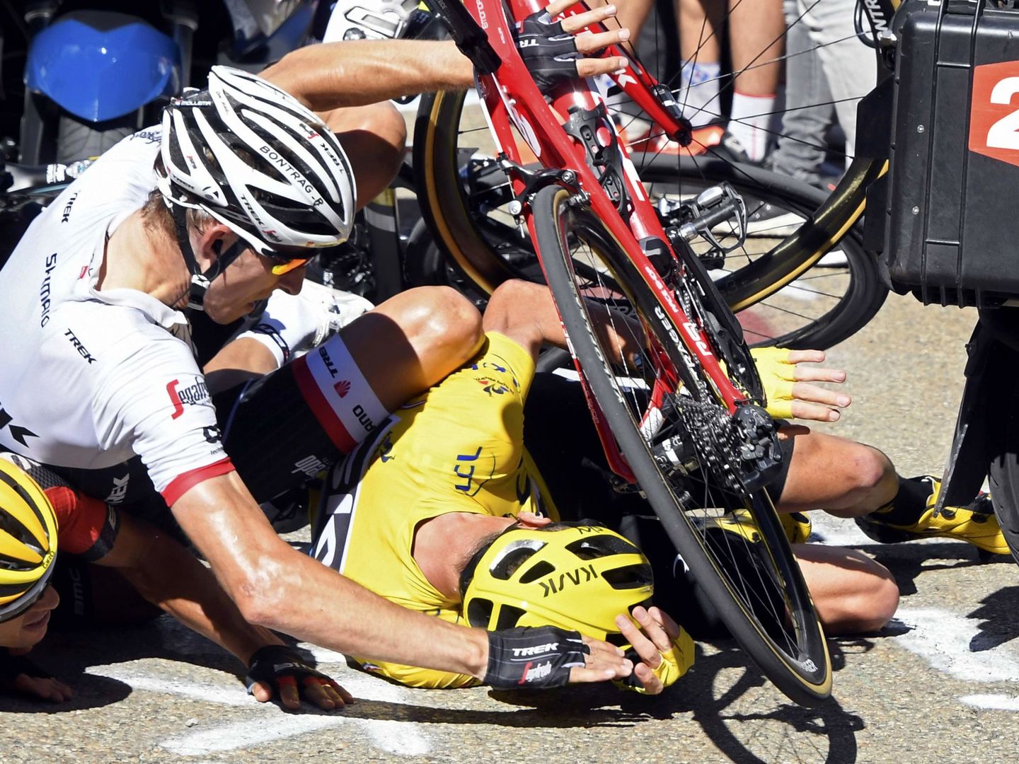 Froome también cayó en la 12ª etapa del Tour. (Reuters)