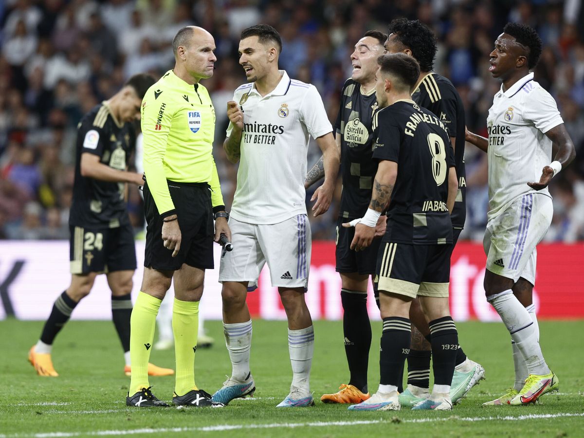 Foto: Mateu Lahoz en el partido entre el Real Madrid y el Celta. (Efe/Rodrigo Jiménez)