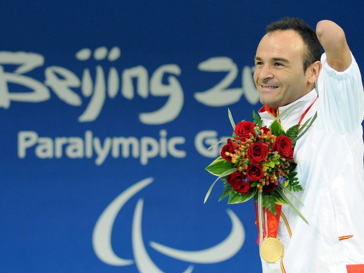 Foto: Ricardo Ten, con la medalla de oro en los 100m braza durante los JJOO de Pekín. (Imago)