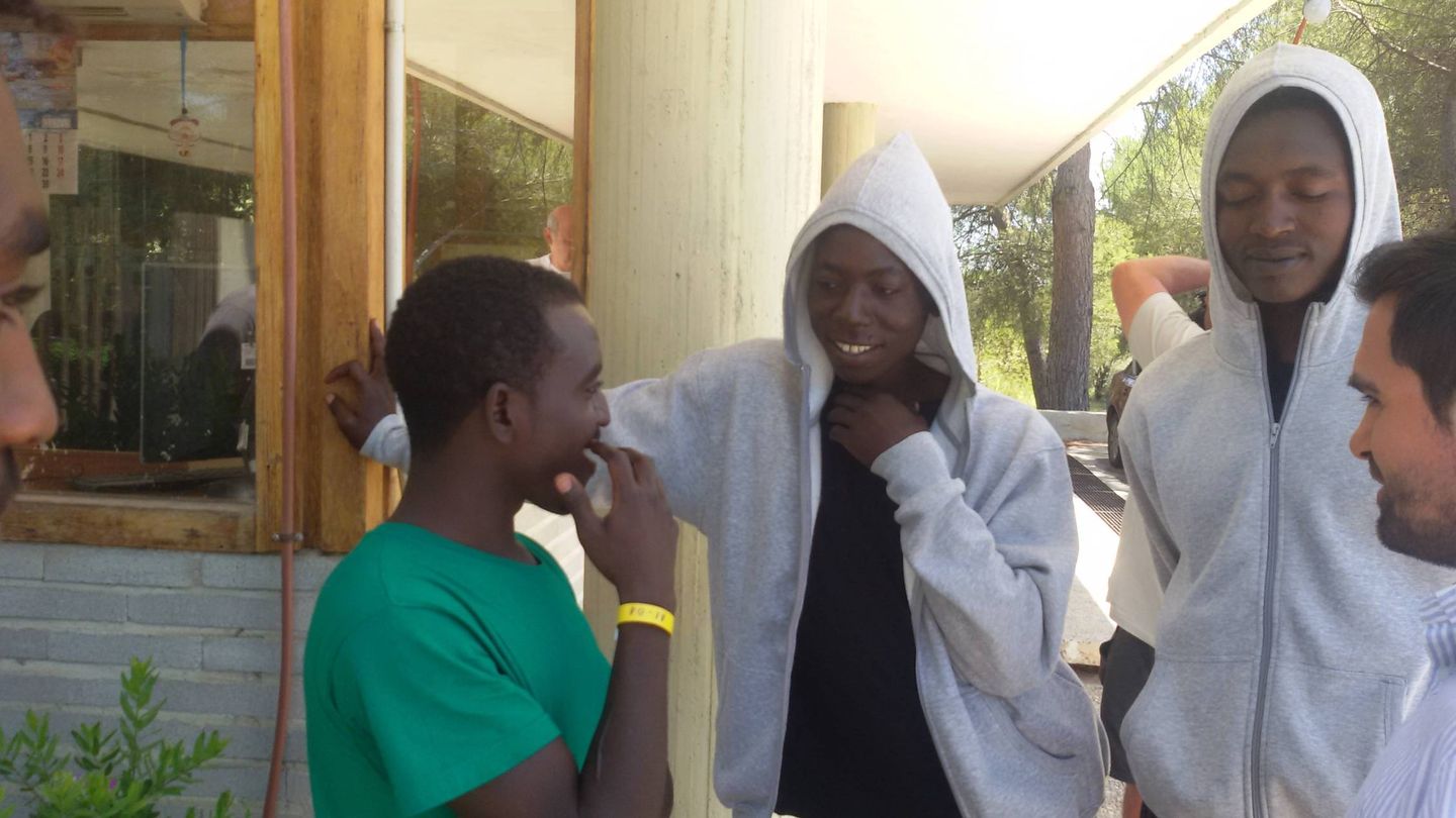Tres jóvenes de Sudán, a las puertas del complejo de Cheste. (V. R.)
