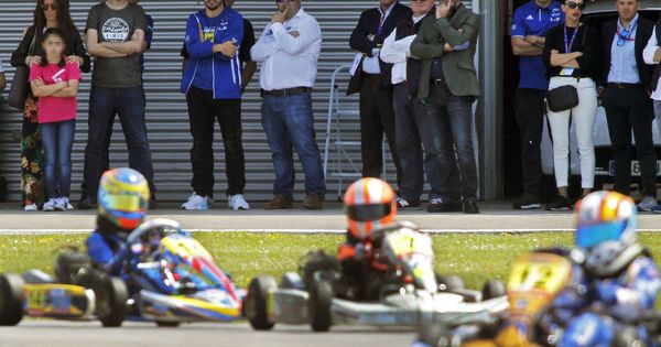 Foto: Fernando Alonso, tercer por la izquierda, observa una carrera de karting en su circuito. (EFE)