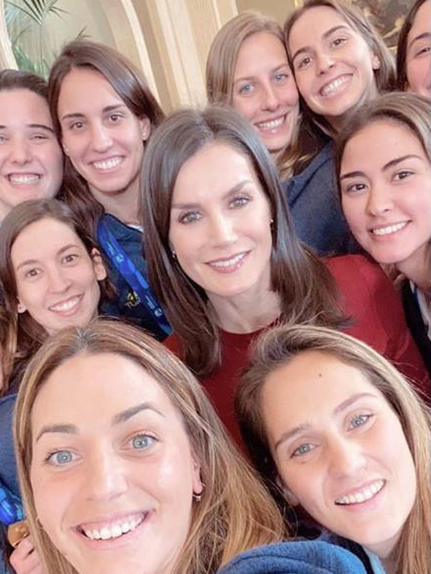 Selfie de la Reina con la selección femenina de waterpolo. (Redes)