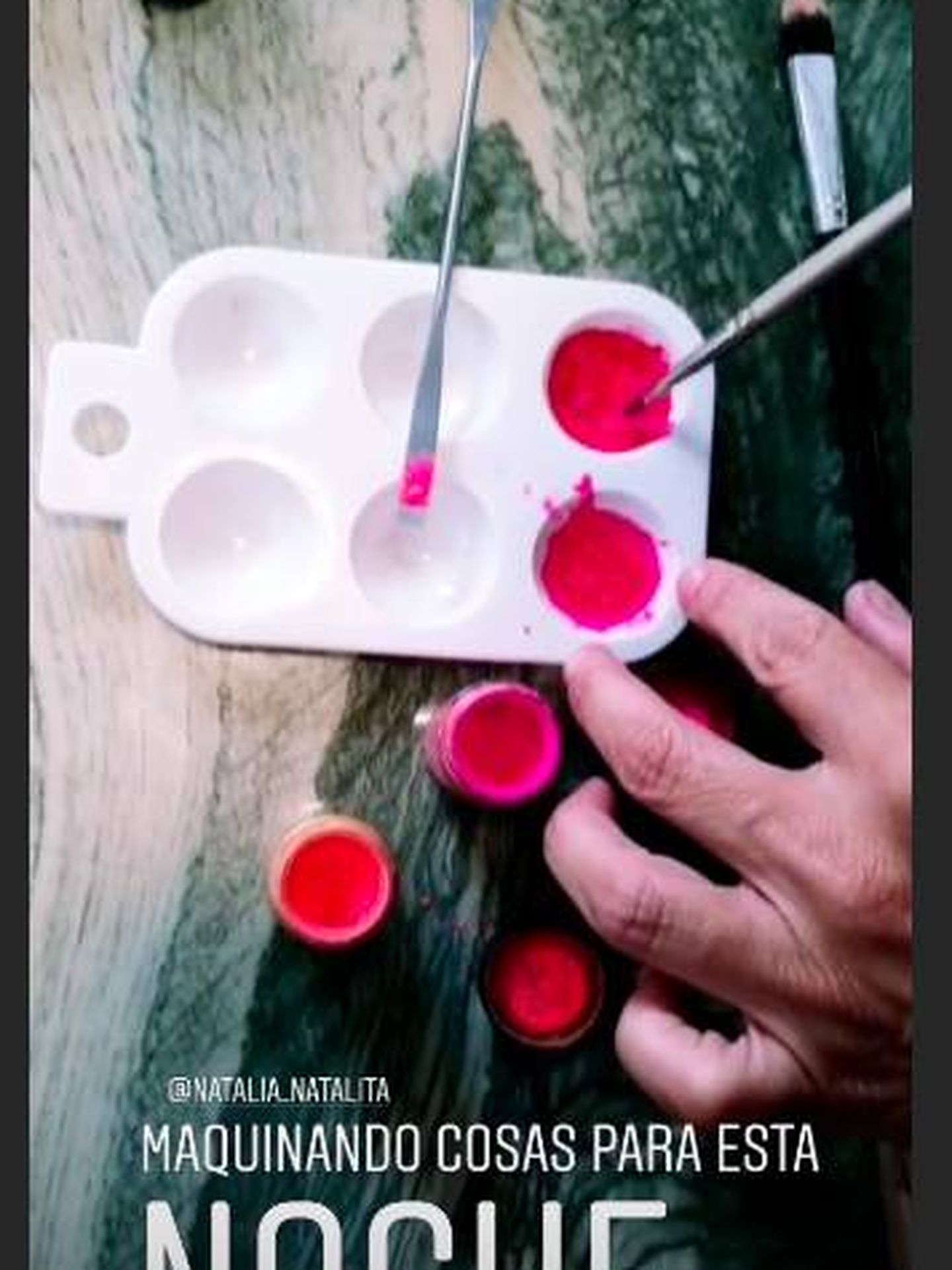 Natalia Belda mezclando botes de pintura para el maquillaje de la actriz. (Instagram)