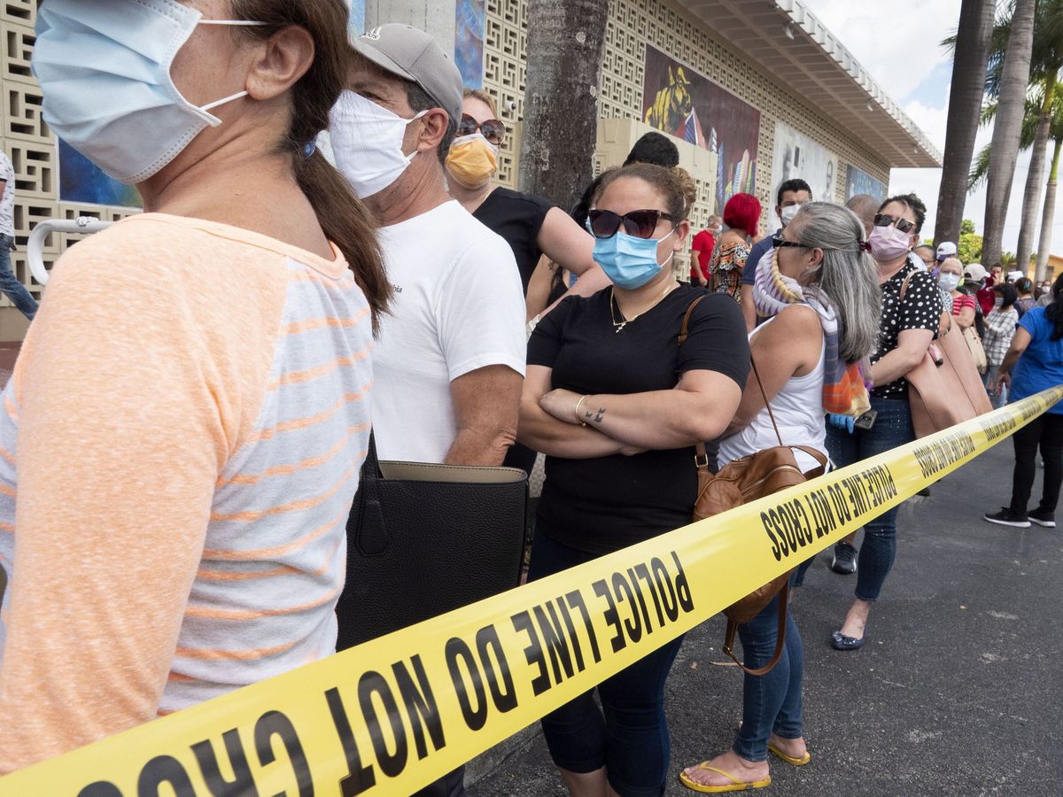 Foto: Una fila para pedir subvenciones del paro en Florida. (Reuters)