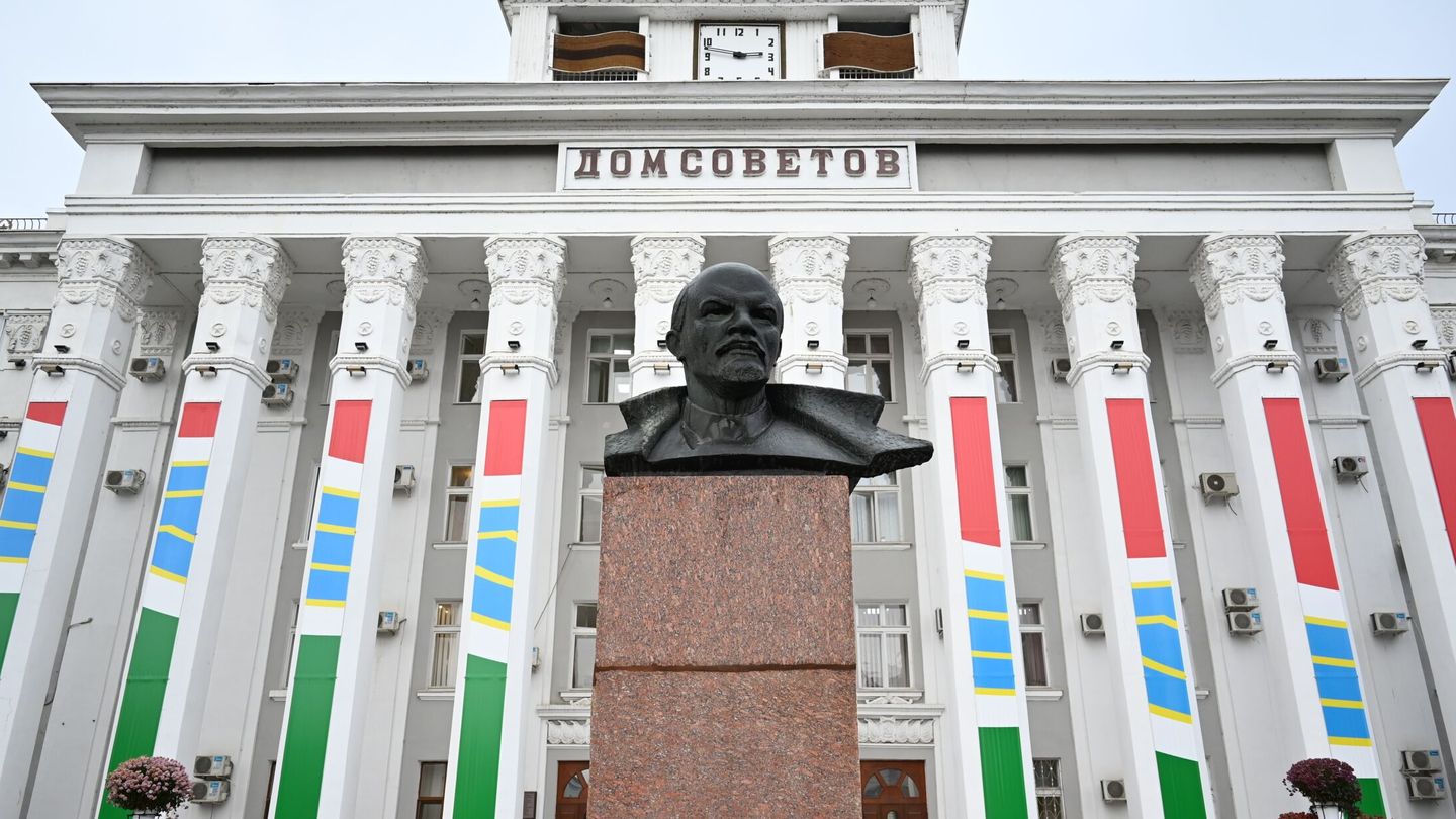 Vista del busto de Lenin en frente de la Casa de los Sóviet en Tiráspol, capital de la autoproclamada República de Transnistria en Moldavia. (EFE/Ignacio Ortega)