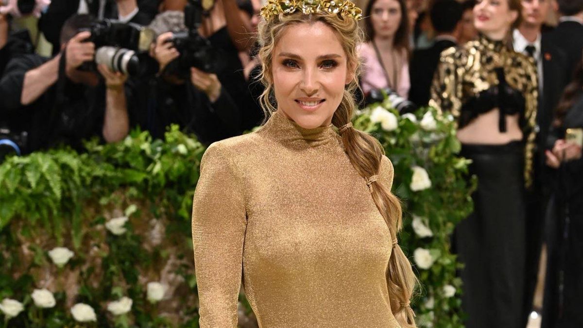 Elsa Pataky se baña en oro con un vestido naked y una corona de flores para la Gala Met 2024
