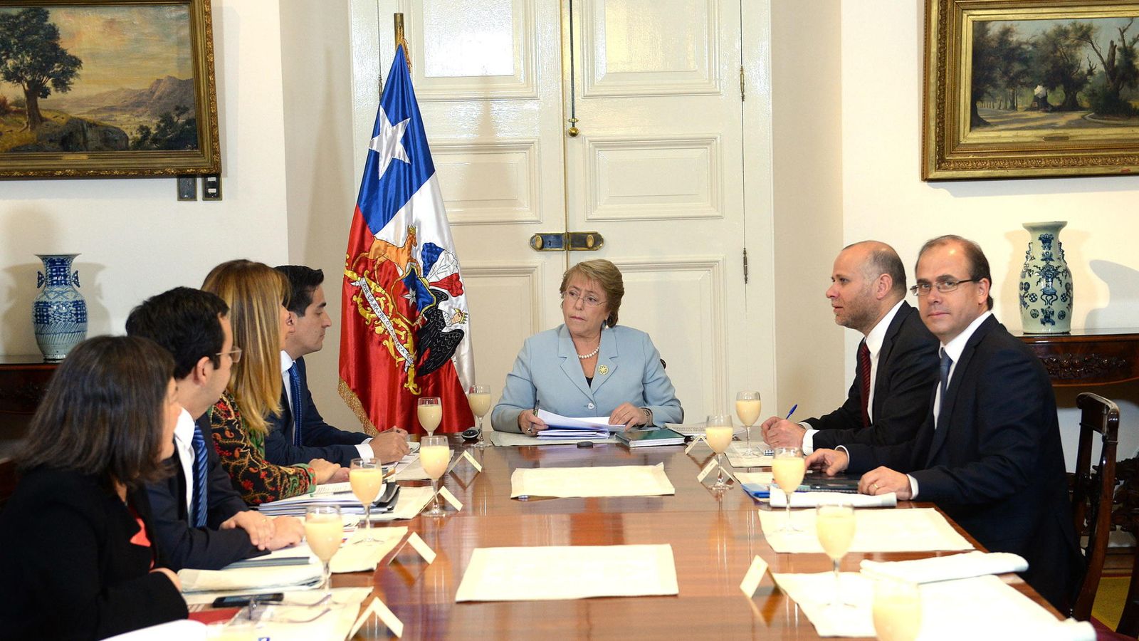 Foto: La presidenta de Chile, Michelle Bachelet, durante su reunión con ministros miembros del Comité de Política. (Efe)