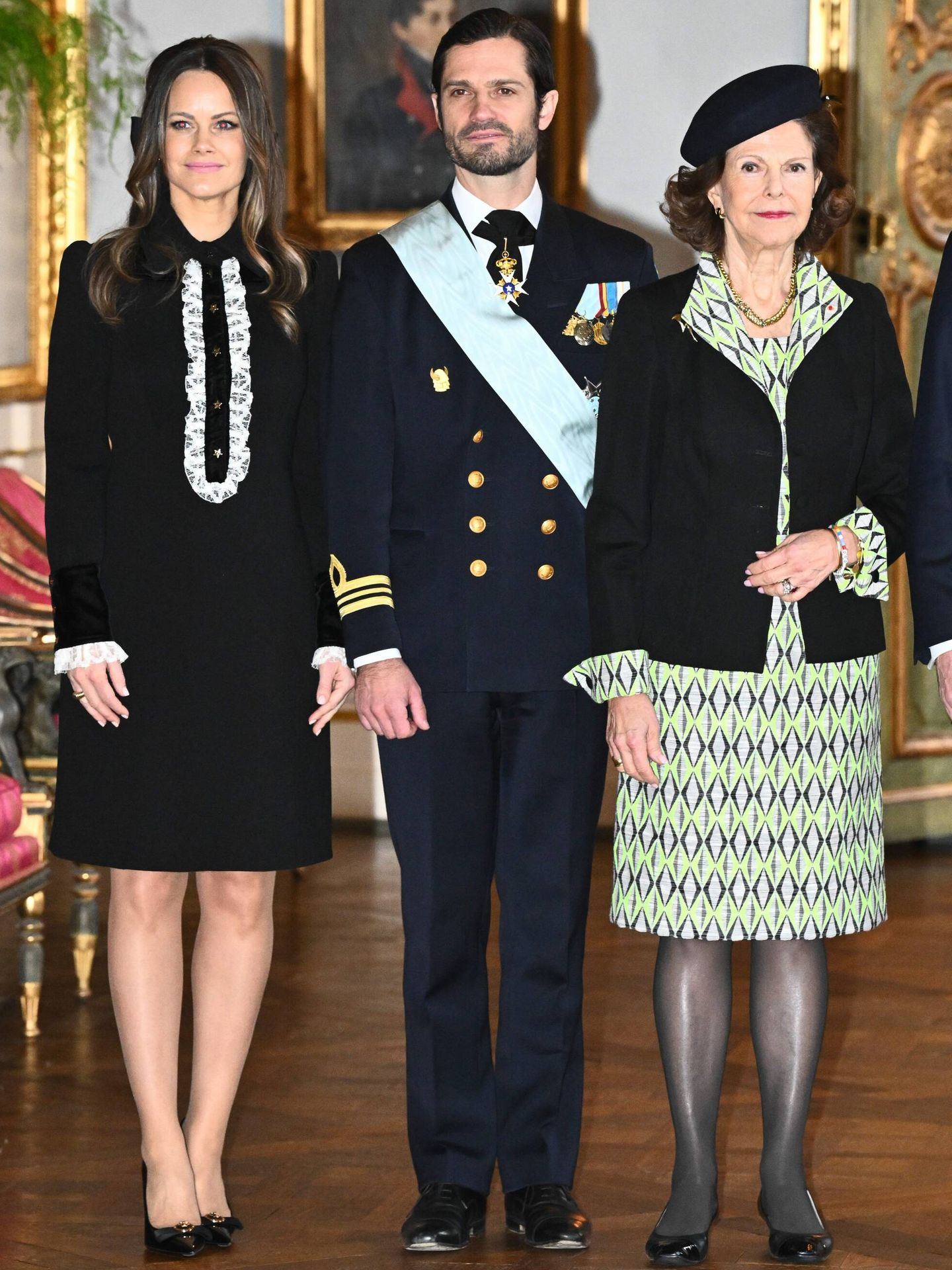 Carlos Felipe y Sofía junto a la reina Silvia. (CP)