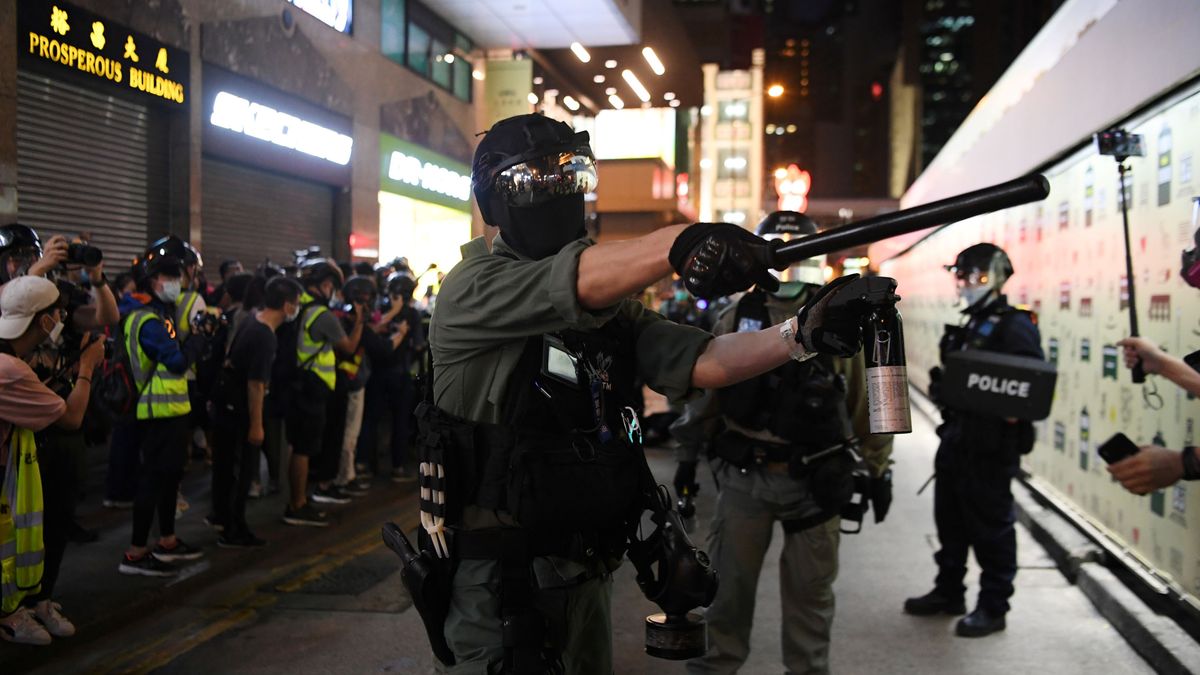 La policía de Hong Kong usa pistolas con bolas de pimienta y gas contra una protesta