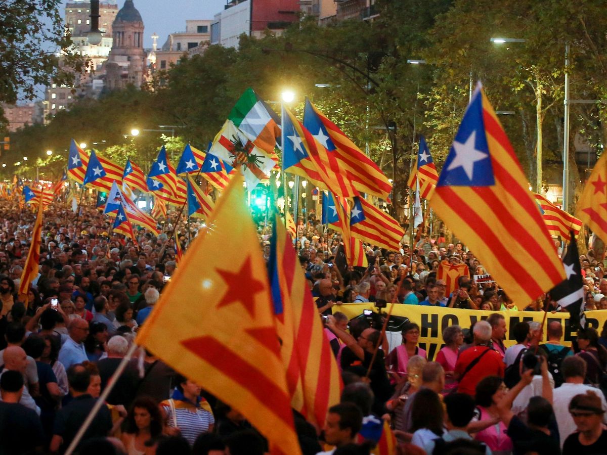 Foto: Manifestación en Barcelona en el segundo aniversario del referéndum ilegal del 1-O. (EFE)