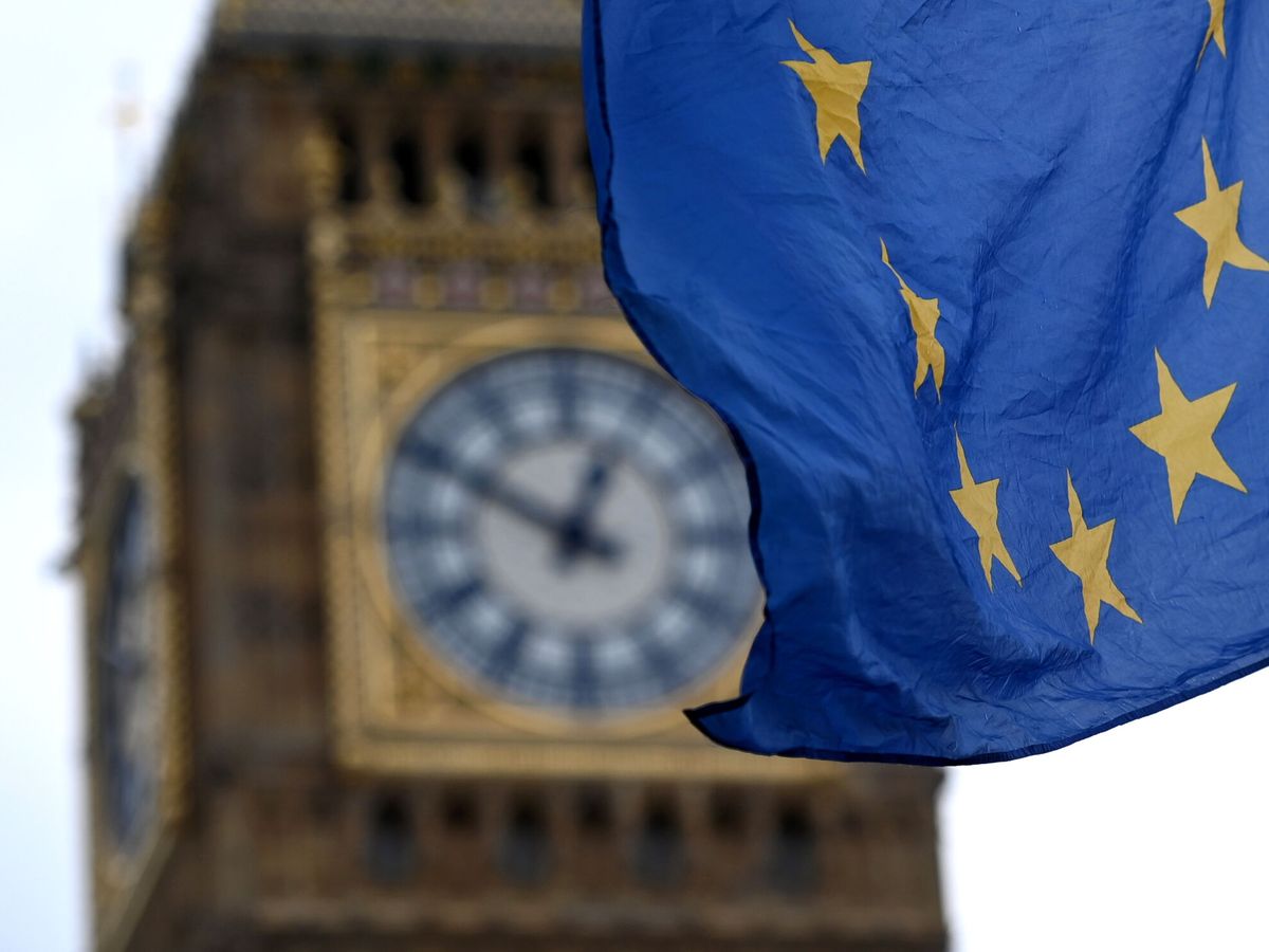 Foto: La bandera de la UE ondea ante el Parlamento de Londres. (EFE / Andy Rain)