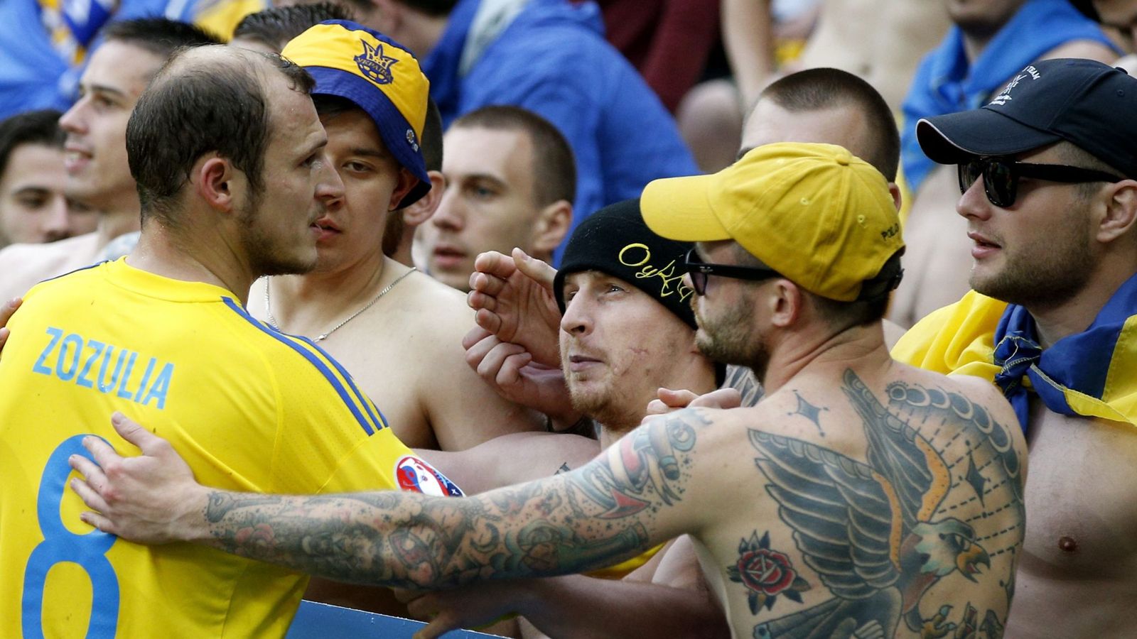 Foto: Roman Zozulya, con seguidores de la selección de Ucrania, durante la Eurocopa de Francia. (Reuters)