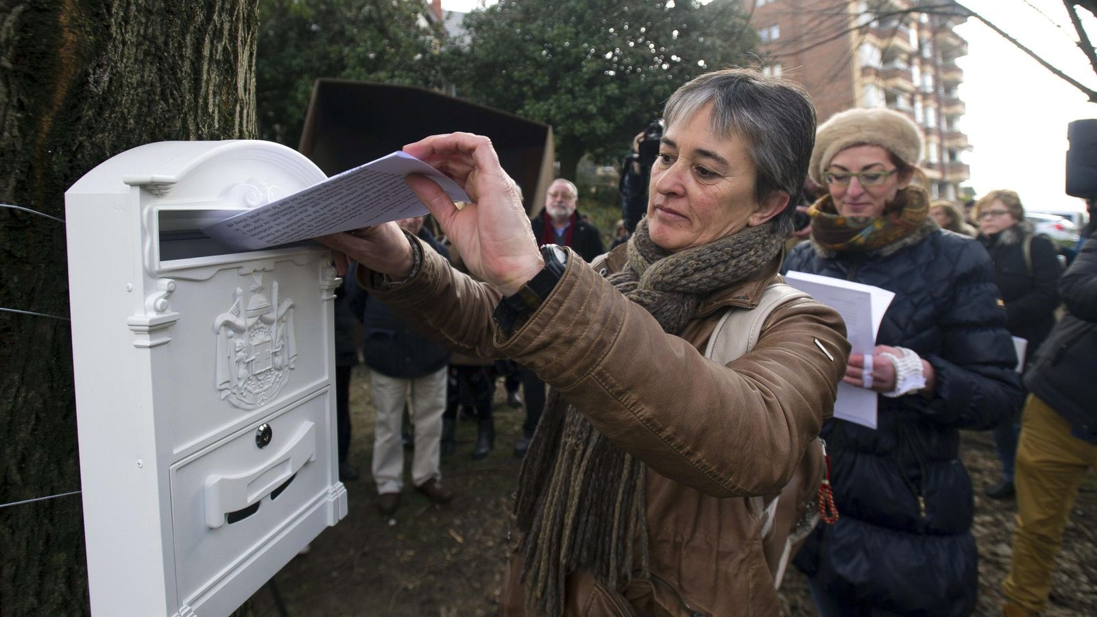 Foto: La viuda de Joseba, Estíbaliz Garmendia, deposita una carta en el buzón instalado en su memoria en Andoain ante la presencia de Maite Pagazaurtundua. (EFE)