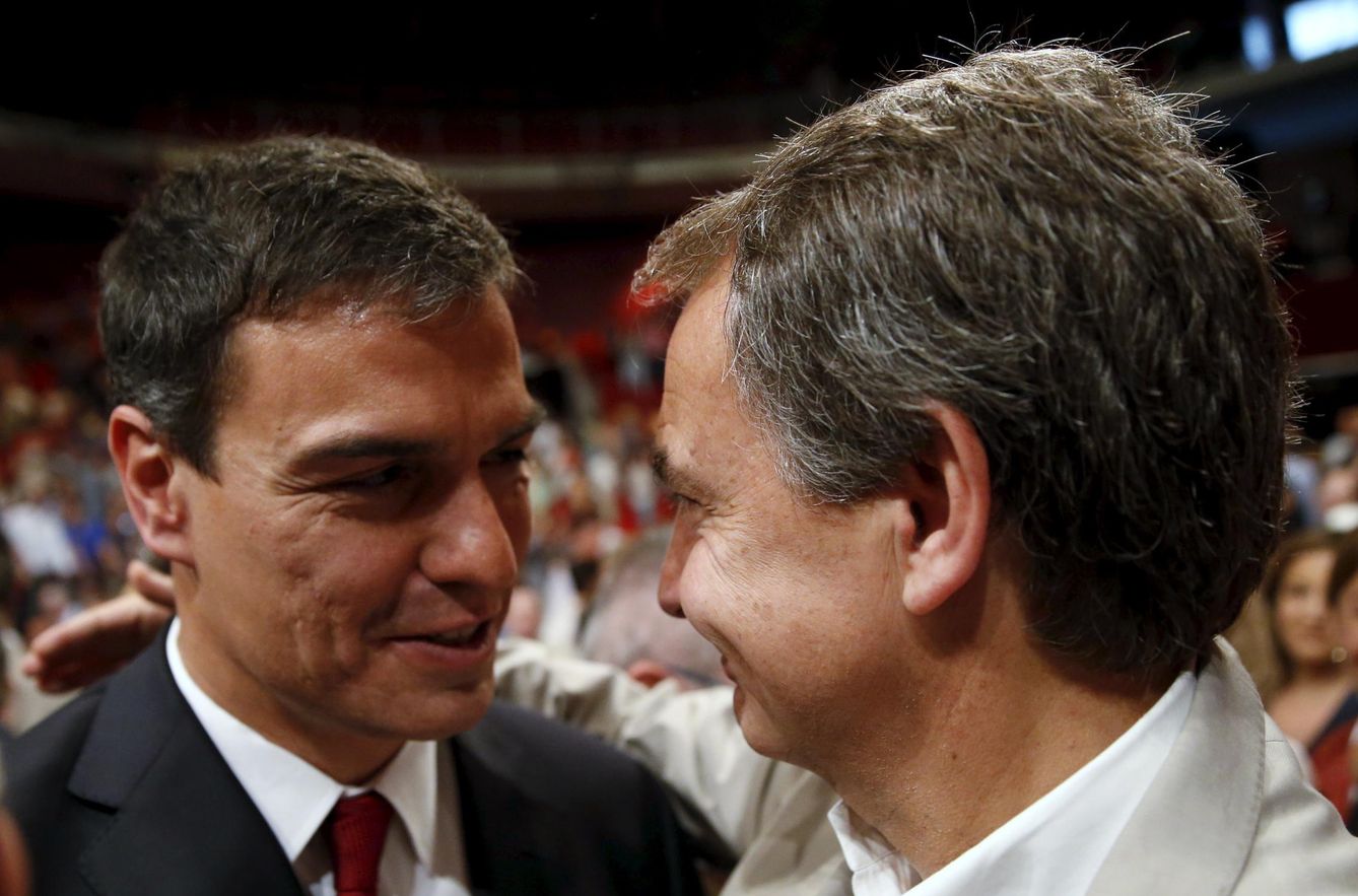 Pedro Sánchez junto al expresidente Rodríguez Zapatero. (Reuters)