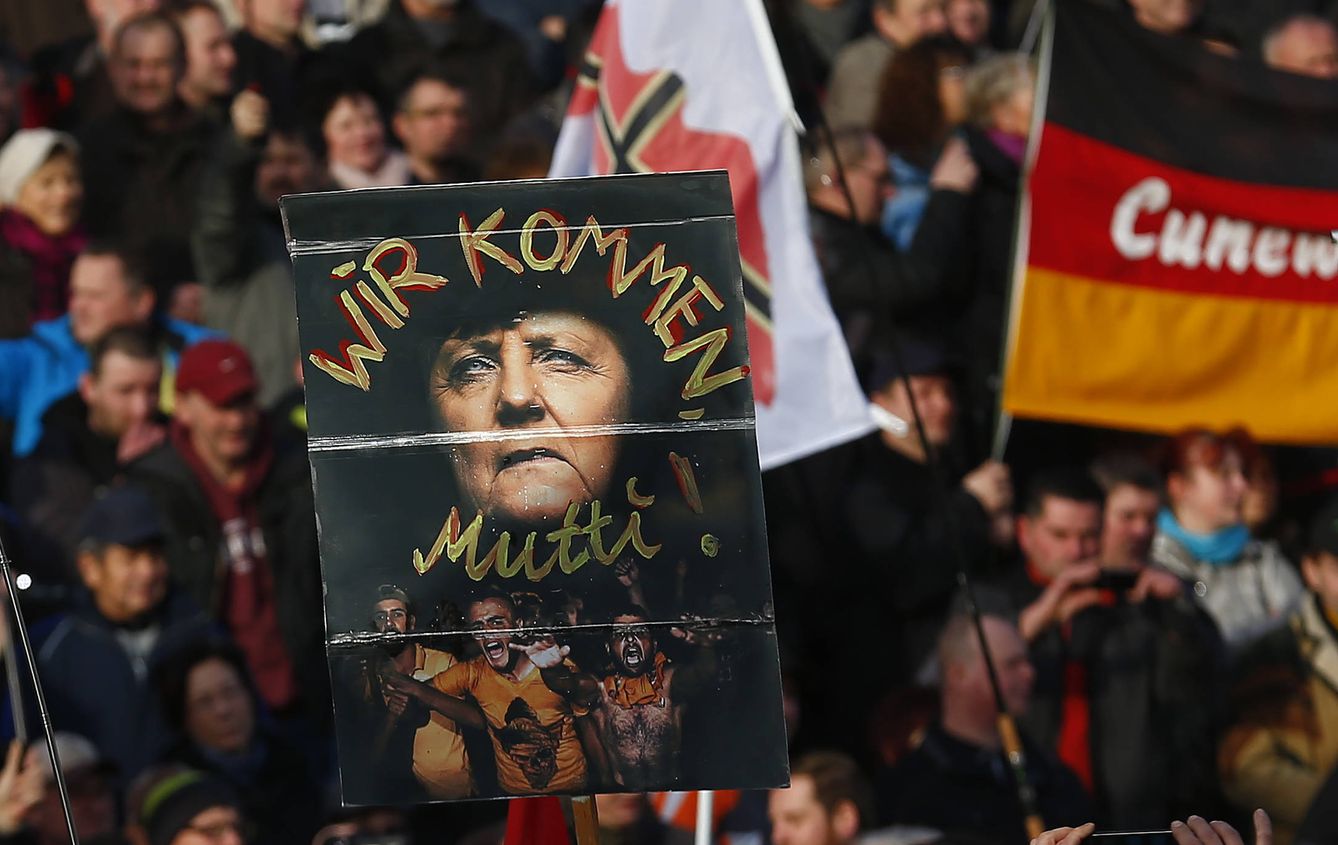 Simpatizantes de Pegida en una protesta contra Merkel y sus políticas de apertura de brazos a los refugiados (REUTERS)