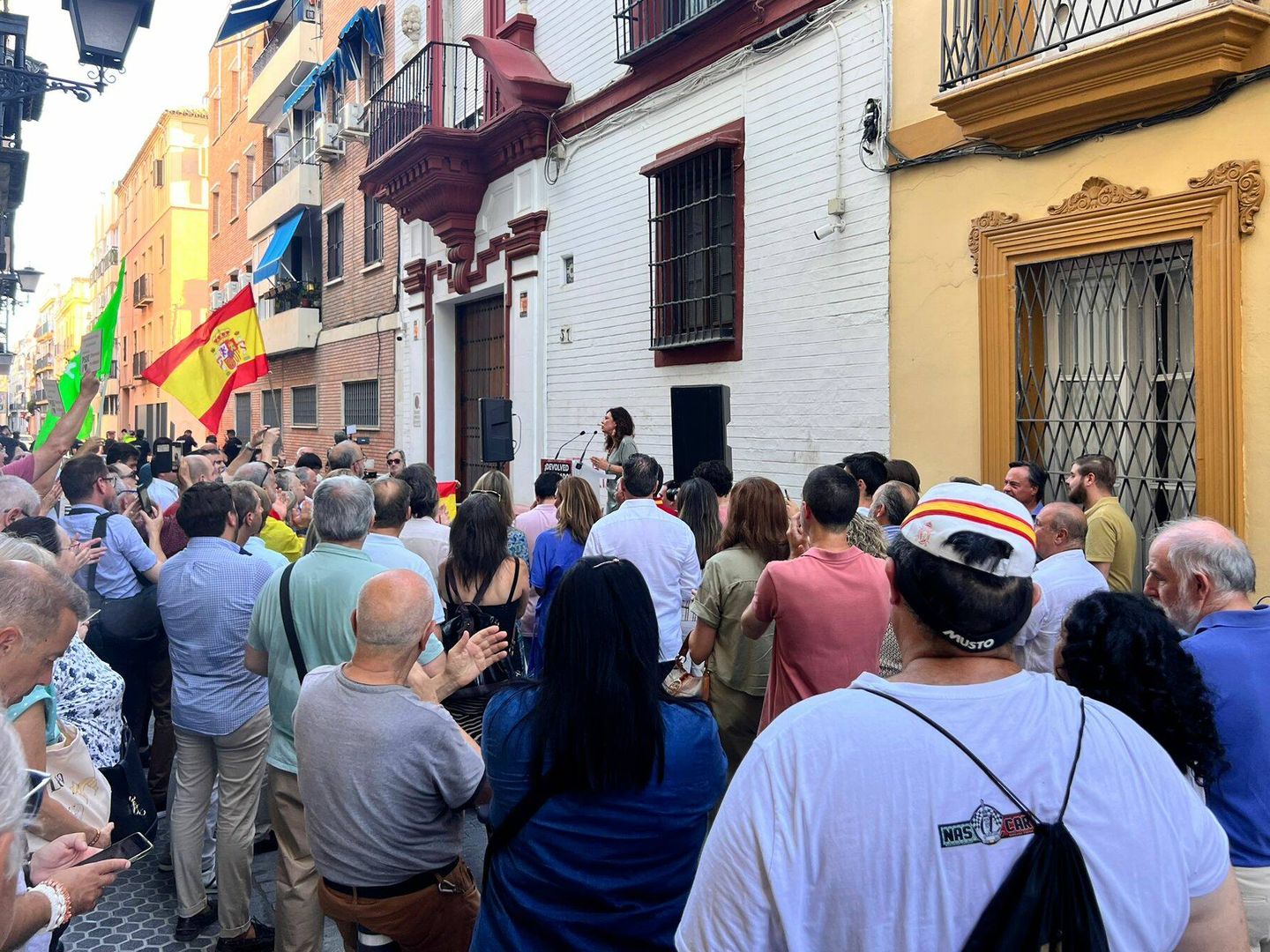 Protesta de Vox en la sede del PSOE andaluz por el caso de los ERE. (Cedida)