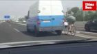 Sin casco, en chanclas y a 100 km/h: así circula un ciclista por la autopista de Palma