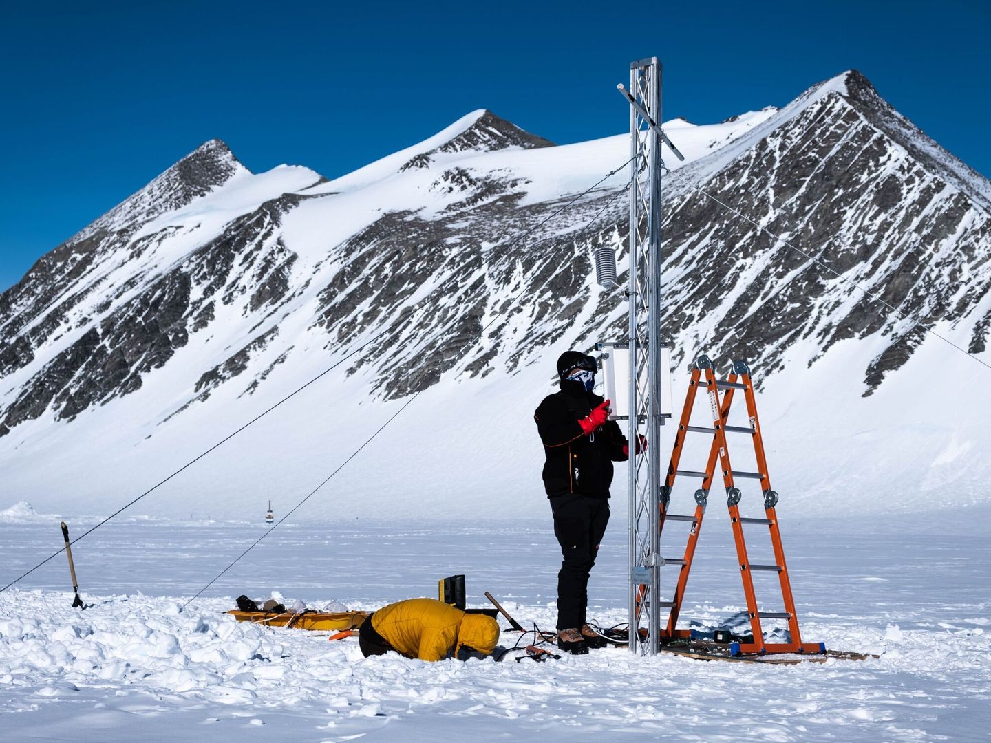 Científicos muestreando el hielo antártico. (EFE/Instituto Antártico Chileno)