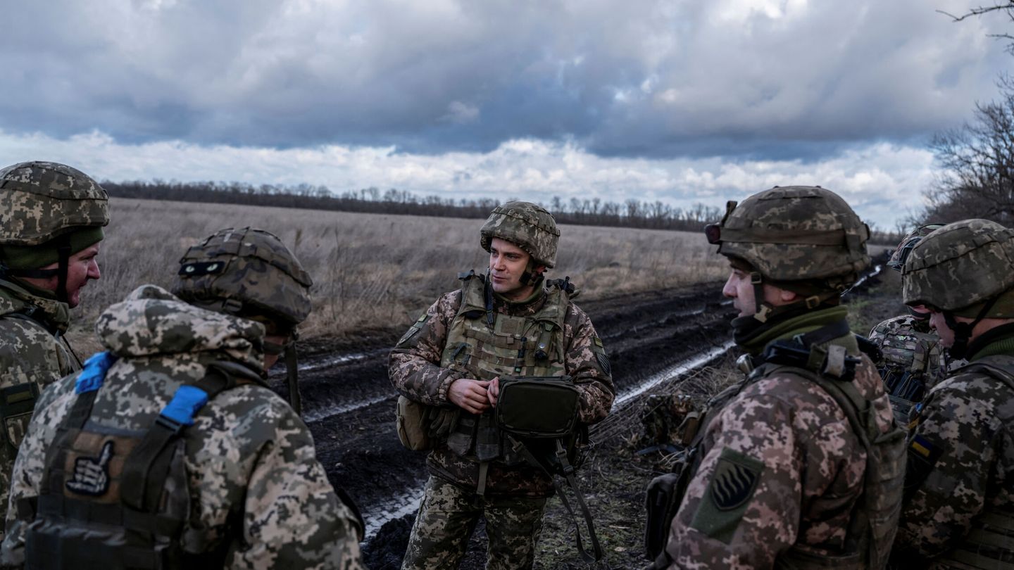 Soldados ucranianos en el frente de Marinka. (REUTERS / Viacheslav Ratynskyi)
