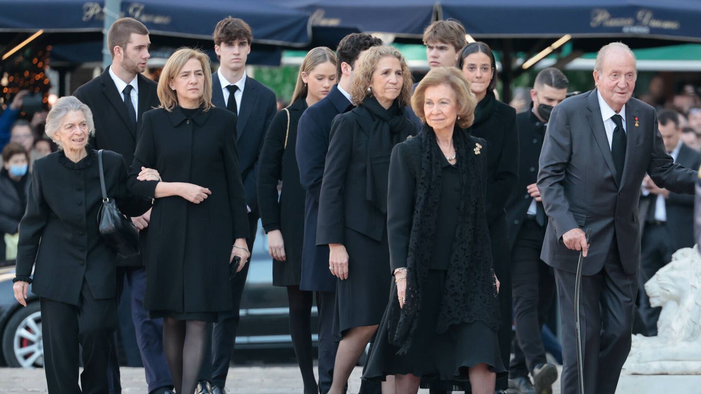 Doña Sofía, con el rey Juan Carlos, sus hijas y sus nietos. (Gtres/Jesús Briones)