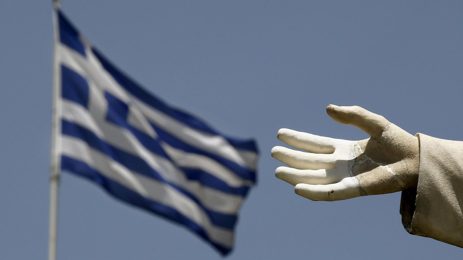Foto: Ondea la bandera griega en el centro de Atenas. (Reuters)