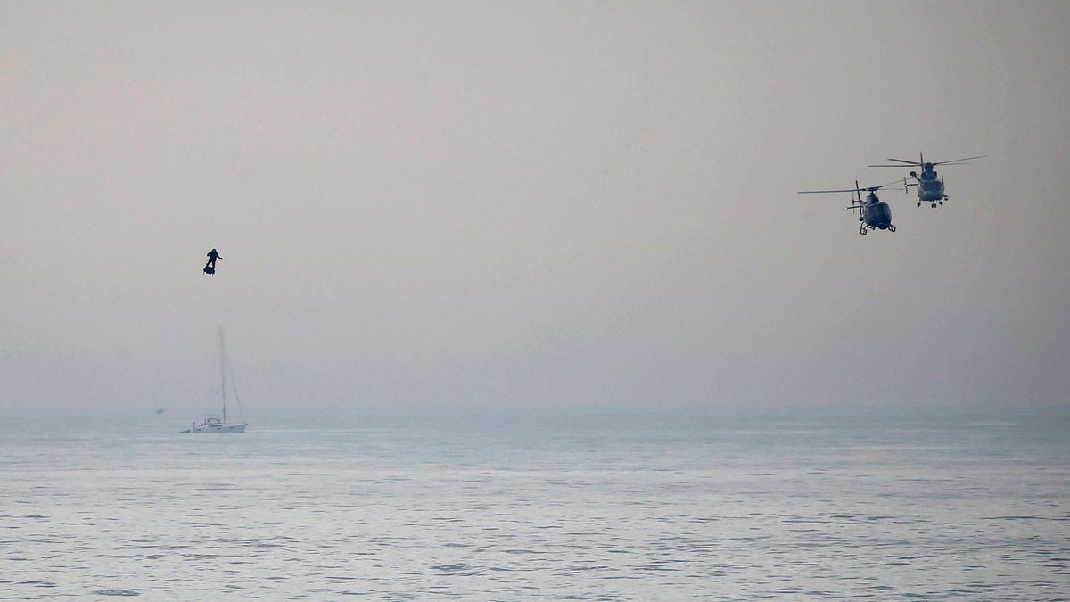 Un francés logra cruzar el Canal de la Mancha en 'flyboard'