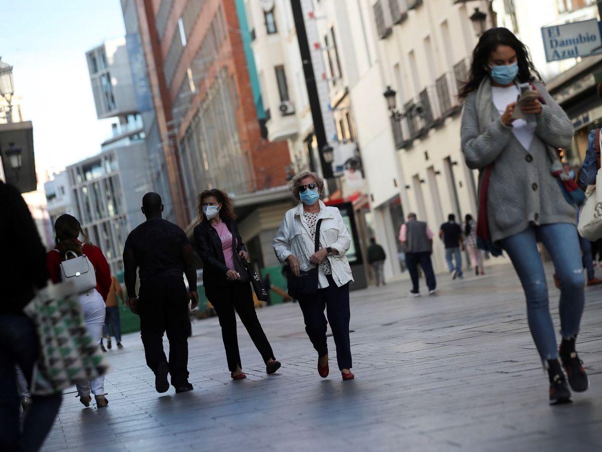 Foto: Ciudadanos pasean este jueves por las zonas comerciales del centro de Madrid. (EFE)