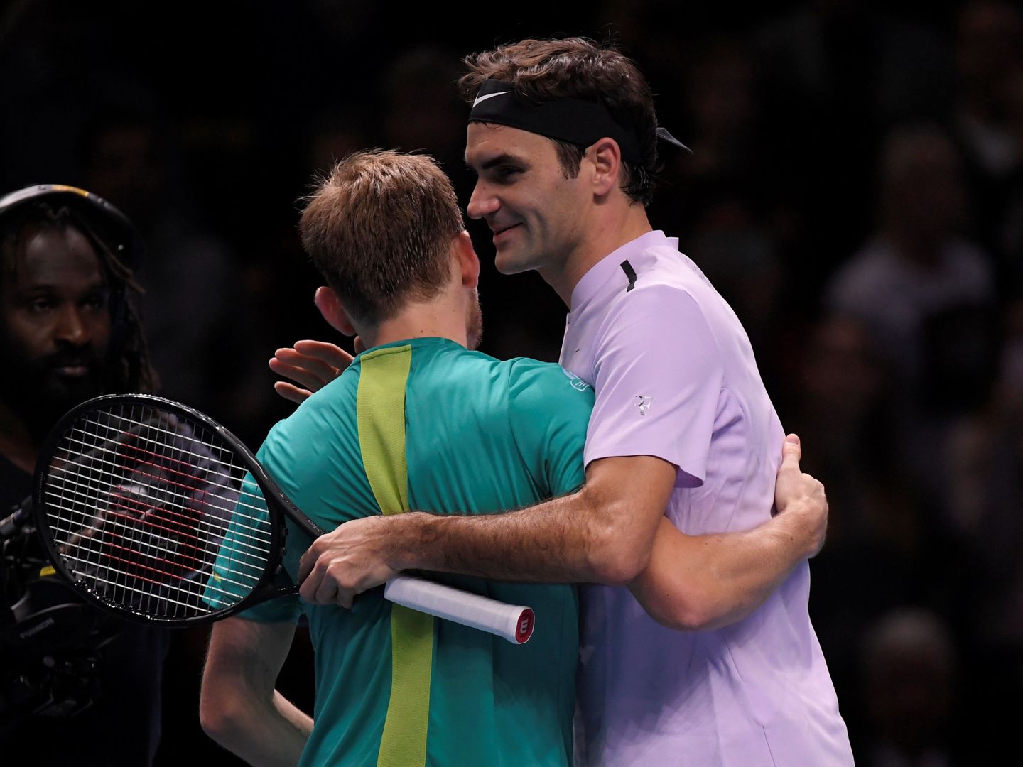 Roger Federer felicita a David Goffin. (Reuters)