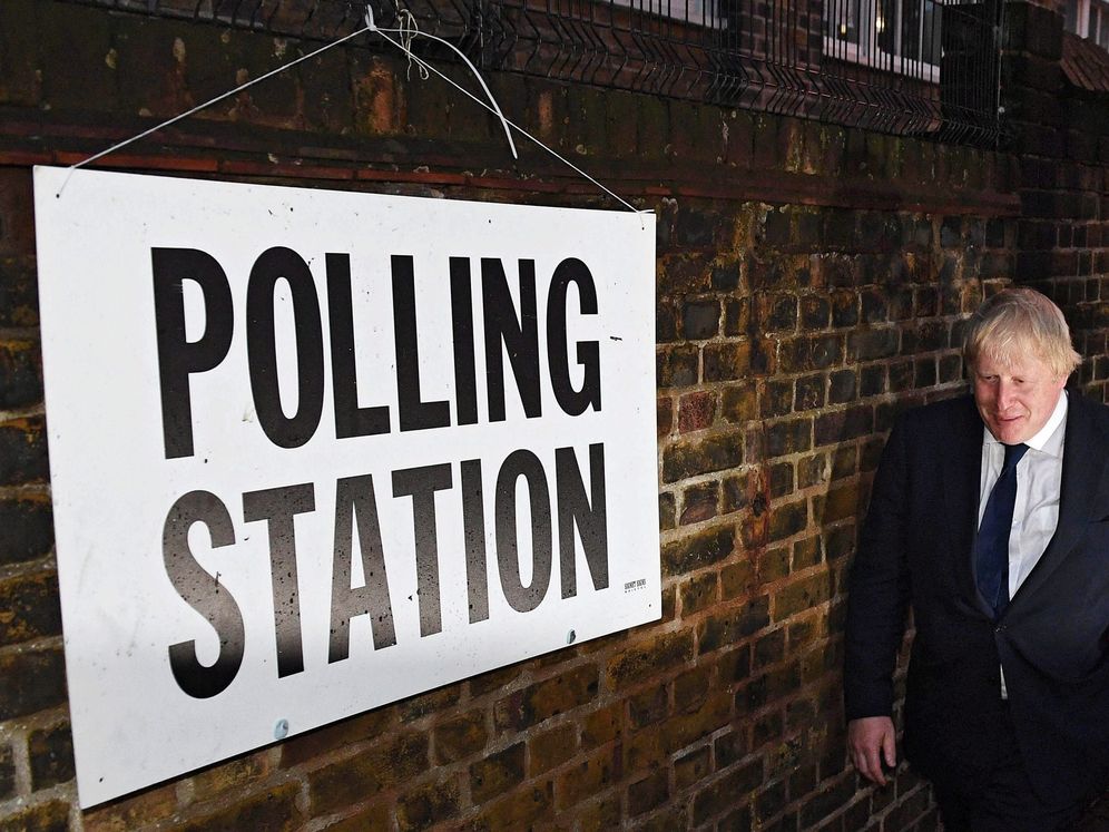 Foto: El primer ministro británico, Boris Johnson, en una imagen junto a un colegio electoral. (EFE)