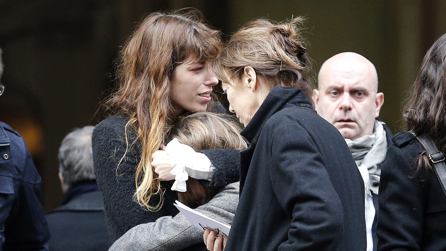 Jane Birkin y su tercera hija, Lou, en el funeral de Kate Barry. (EFE)