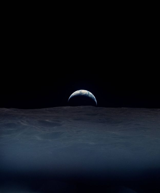 Foto: Apolo 12: la Tierra, asomando por encima de la Luna.