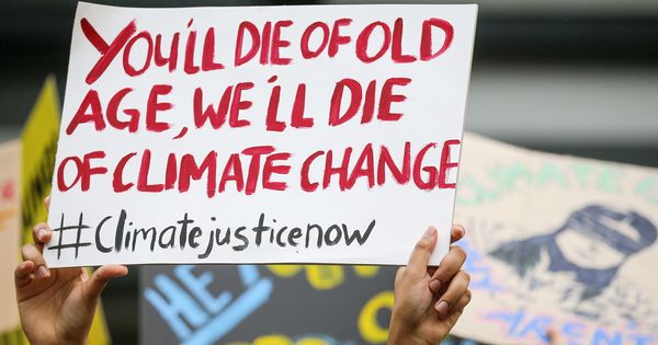 Foto: La pancarta de una activista durante las manifestaciones por el cambio climático en Malasia (EFE/EPA/FAZRY ISMAIL)