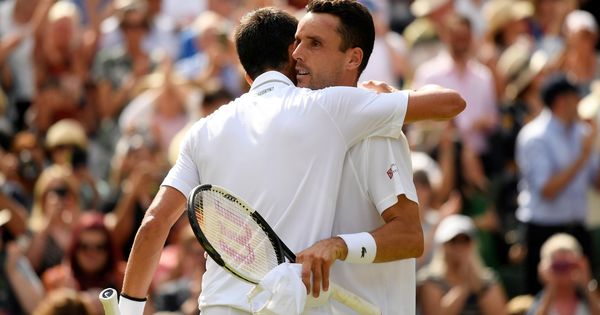 Foto: El abrazo de Bautista y Djokovic al final del choque. (Reuters)