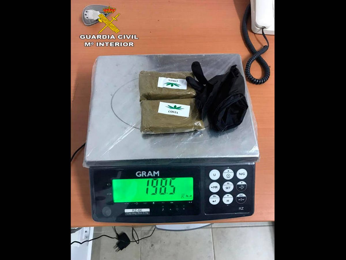 Foto: Se encontraron 198 gramos de hachís y 128 de cocaína escondidos en los guantes (Foto: Guardia Civil) 