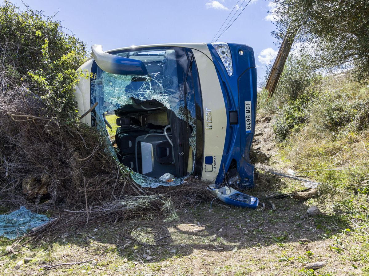 Foto: Imagen del autobús tras el accidente. (EFE/Cati Cladera)
