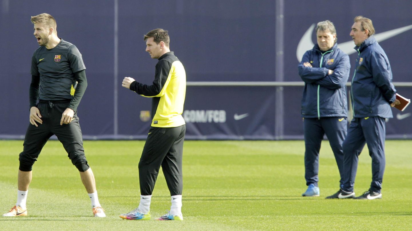 Piqué y Messi, observados por el entrenador Tata Martino y su segundo, Jorge Pautasso, durante un entrenamiento. (EFE/Andreu Dalmau)