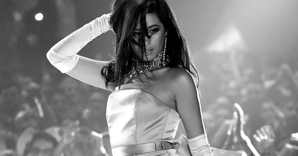Foto: Camila Cabello, actuando en los Heart Radio Music Awards. (Getty)