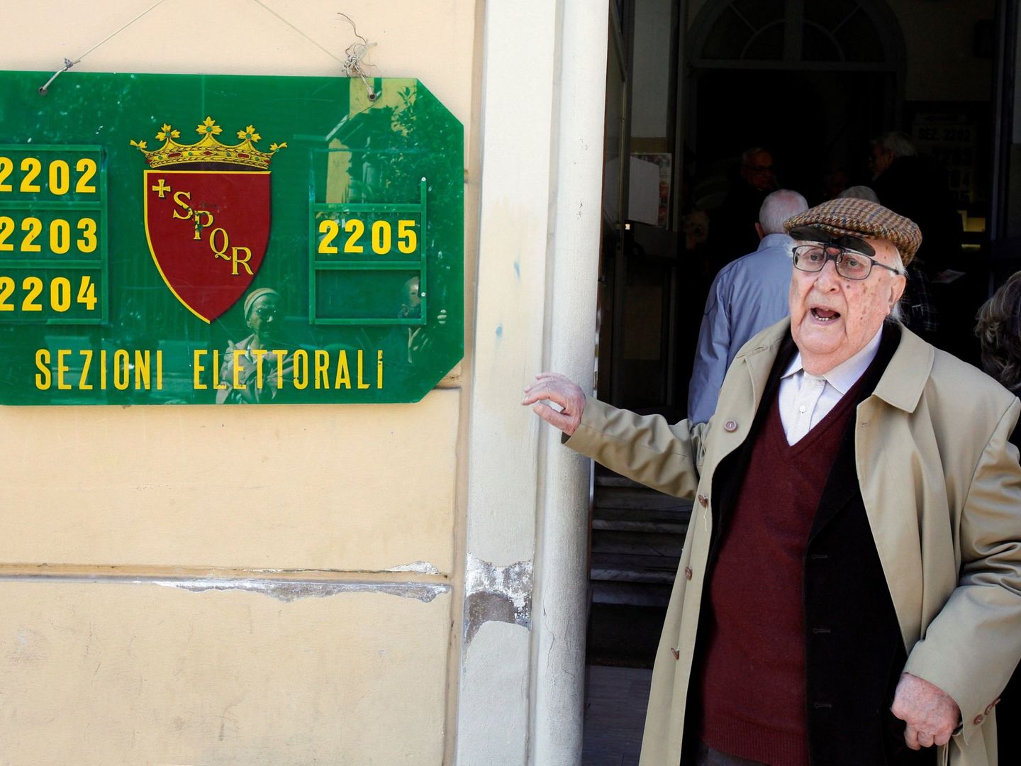 El escritor italiano Andrea Camilleri, tras depositar su voto en las elecciones romanas de 2010. (EFE)